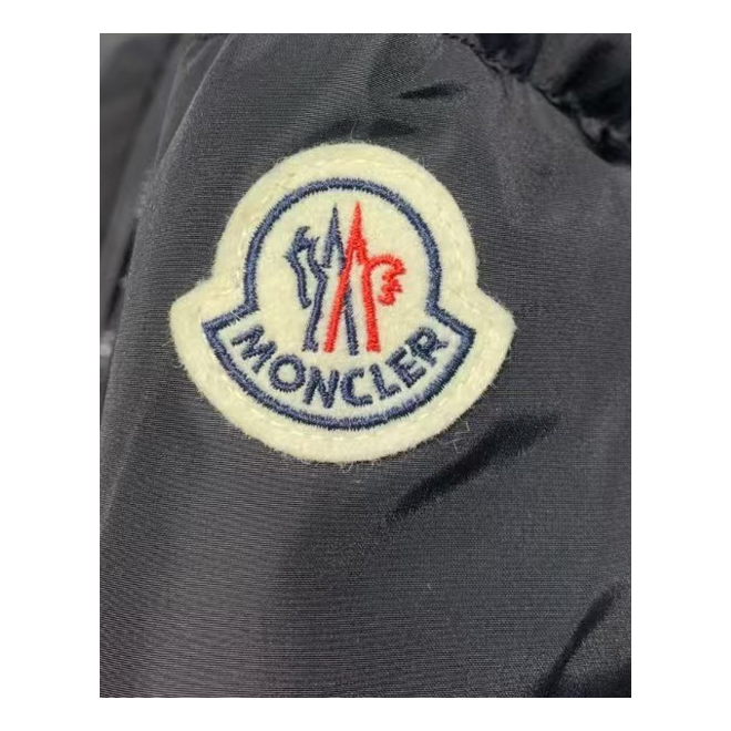Moncler Drawstring-Hood Fitted Puffer Jacket – Tailored Fit, Adjustable Hood
